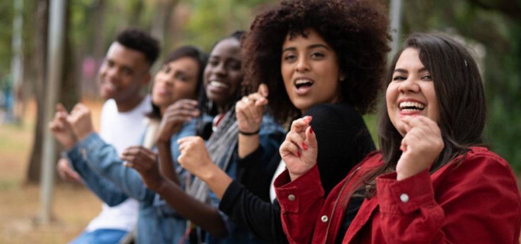 Comment construire une communauté sur les réseaux sociaux en période de crowdfunding Plusieurs personnes sur un banc