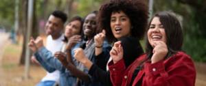 Plusieurs personnes sur un banc