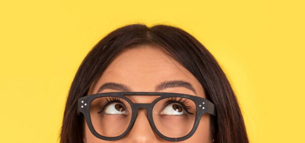 Le nécessaire retour aux études fondamentales pendant de déconfinement Une femme avec des lunettes