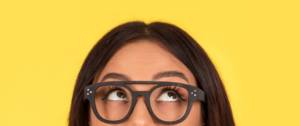 Une femme avec des lunettes