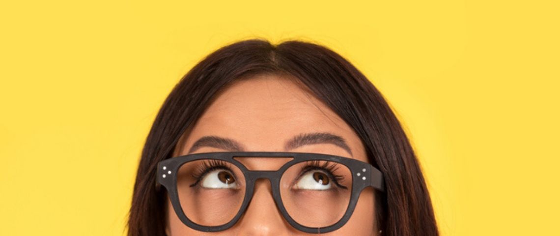 Le nécessaire retour aux études fondamentales pendant de déconfinement Une femme avec des lunettes