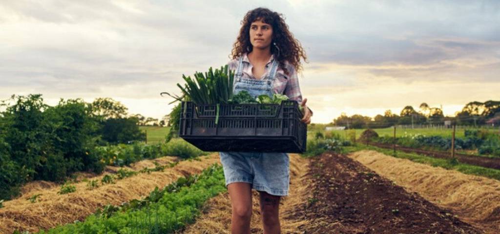 Comment le « made in France » s’impose comme solution durable pour l’après Coronavirus Une agricultrice dans son champs