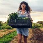 Une agricultrice dans son champs