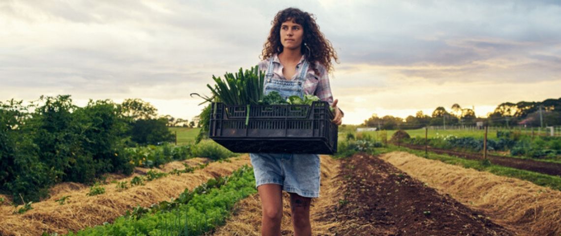 Comment le « made in France » s’impose comme solution durable pour l’après Coronavirus Une agricultrice dans son champs