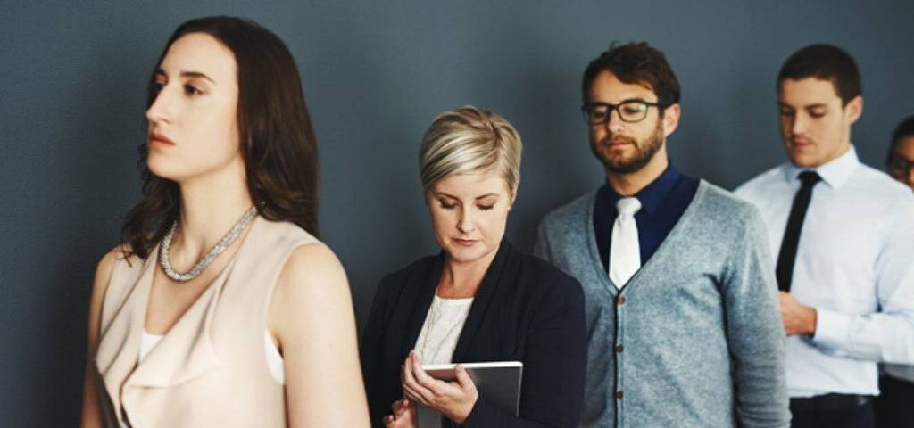 Quand la crise fait émerger de nouvelles compétences humaines et comportementales dans les recrutements Des gens qui font la queue à un entretien