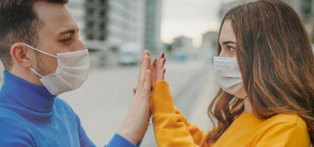 Des gens avec des masques sanitaires