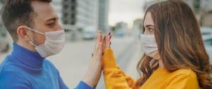Des gens avec des masques sanitaires