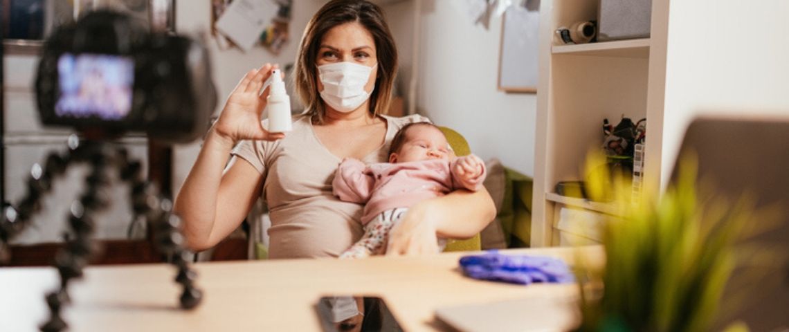 Un levier clé pour la reprise : quel social media post-Covid ? Une maman se filme avec des produits