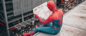 Spider man qui lit le journal