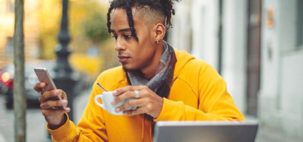 Un freelance à une terrasse de café