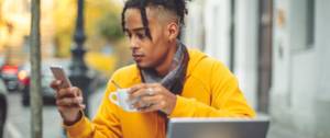 Un freelance à une terrasse de café