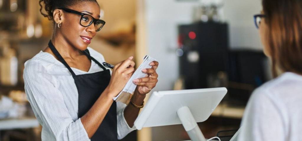 La performance économique et le ROI : nouvel enjeu des programmes de fidélité après la crise Une serveuse prenant la commande de sa cliente