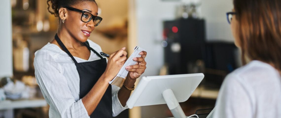 La performance économique et le ROI : nouvel enjeu des programmes de fidélité après la crise Une serveuse prenant la commande de sa cliente