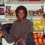 Une femme noire dans une épicerie