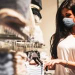 Une femme qui fait du shopping