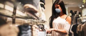 Une femme qui fait du shopping