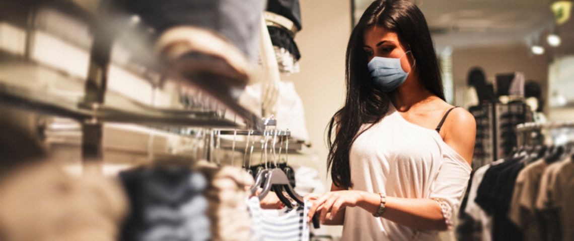 Retail & Conso : le temps des retrouvailles ? Une femme qui fait du shopping
