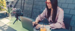 Une influenceuse devant son ordi
