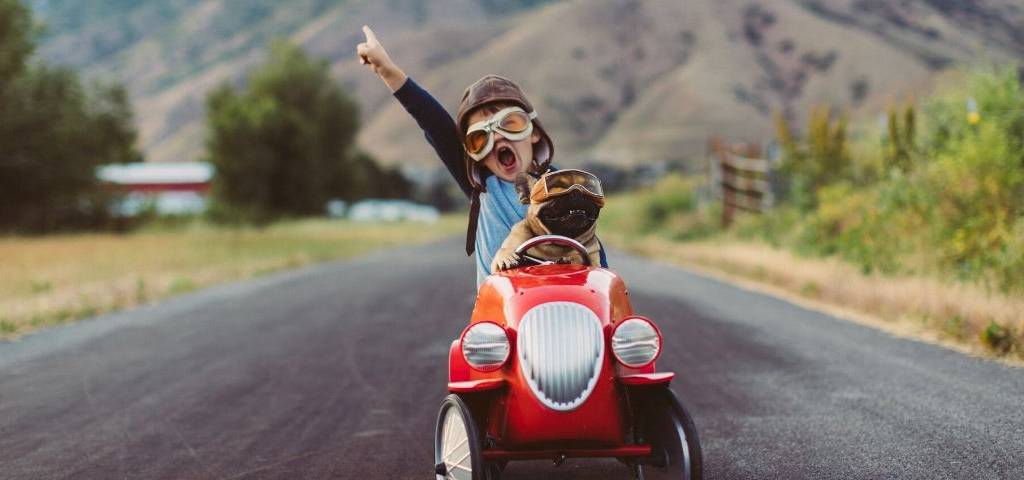 Un enfant qui s'amuse avec son chien