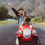 Un enfant qui s'amuse avec son chien
