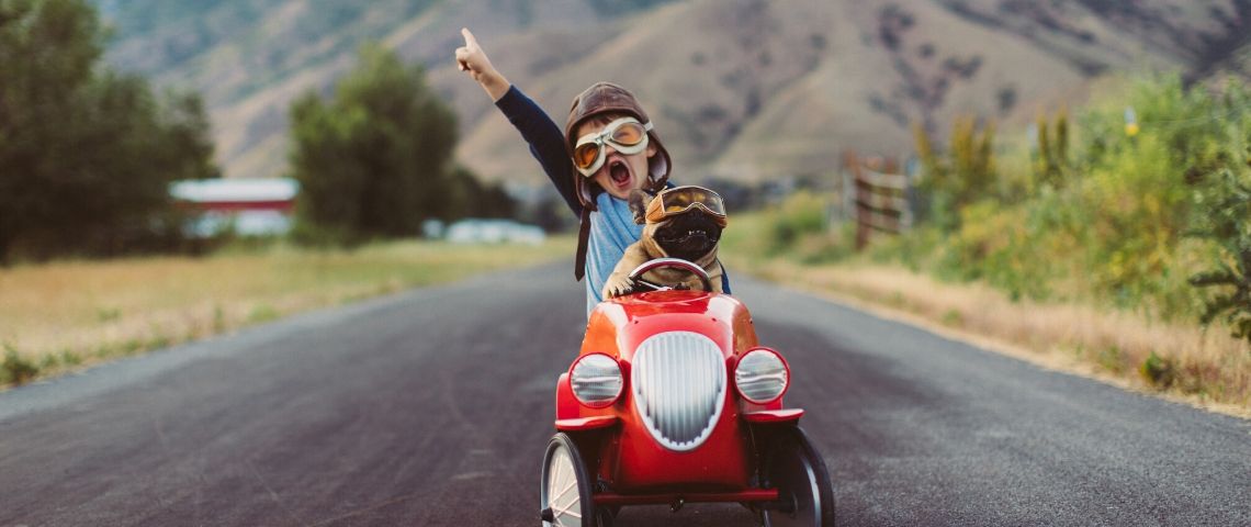 Bilan de campagne : sur quelles données doit-on s’attarder ? Un enfant qui s'amuse avec son chien