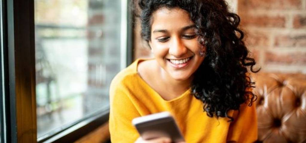 Une femme avec son mobile