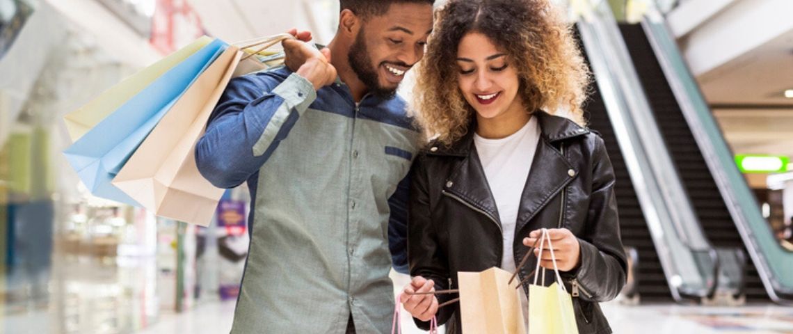 Le Pop-up store, format d’avenir du retail physique ? Un couple faisant du shopping