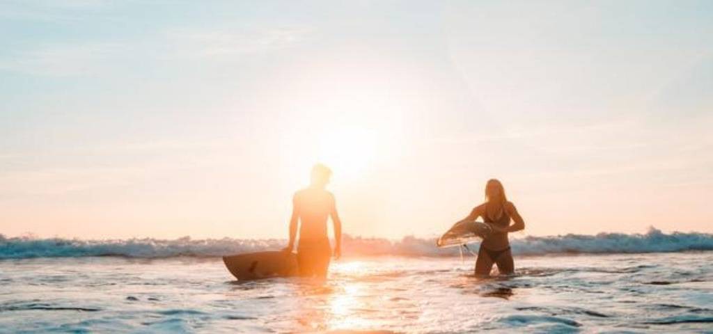 Deux surfers dans l'océan