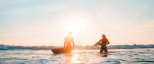 Deux surfers dans l'océan