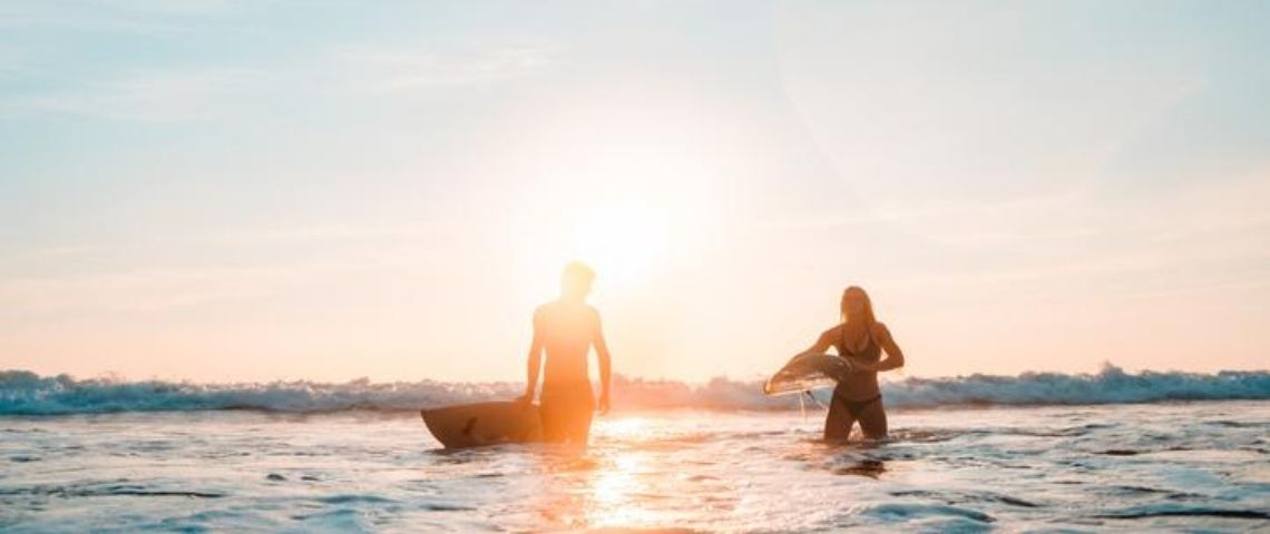Comment mobiliser les jeunes dans la préservation des océans ? Le cas de la Caisse d'Épargne Deux surfers dans l'océan