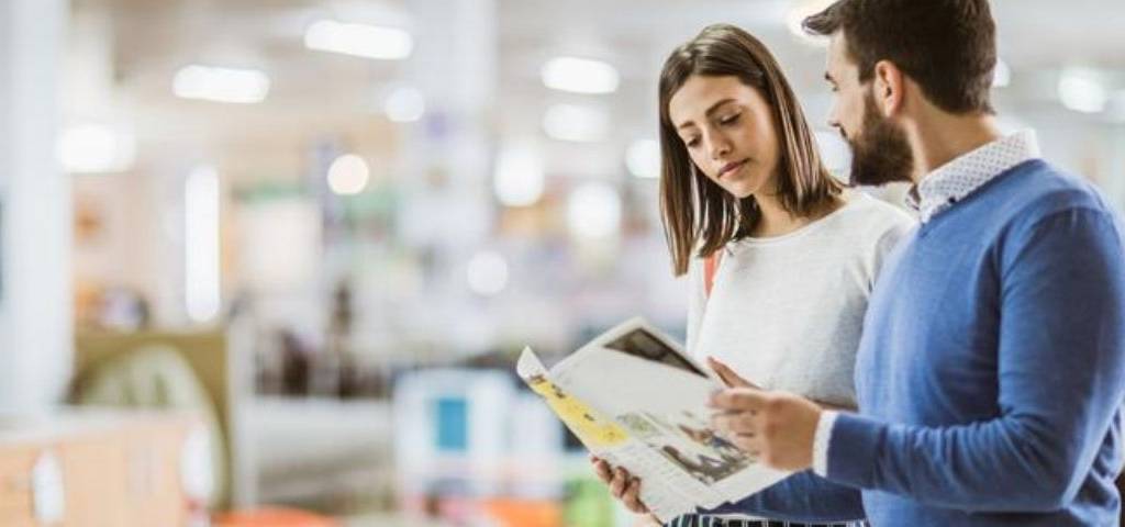 Les 5 (fausses) bonnes raisons d'arrêter un catalogue papier Deux personnes avec un catalogue dans les mains