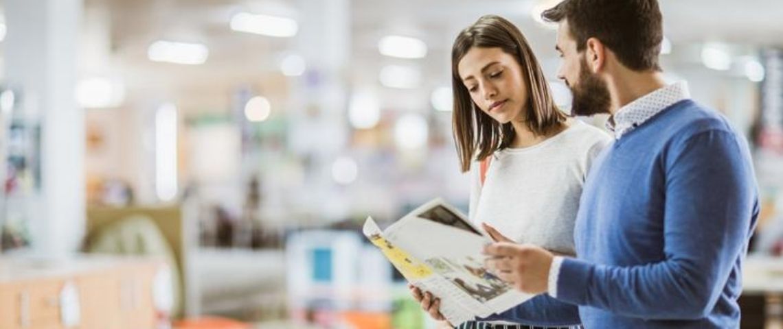 Les 5 (fausses) bonnes raisons d'arrêter un catalogue papier Deux personnes avec un catalogue dans les mains