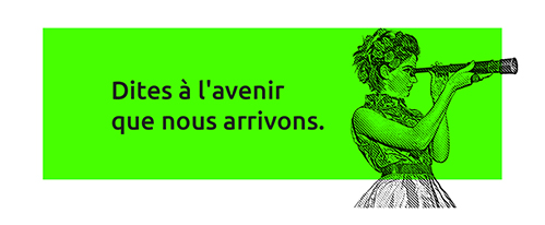 Femme regardant l'avenir à travers une longue vue