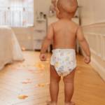 Bébé marchand de dos avec une couche