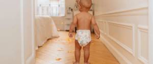Bébé marchand de dos avec une couche