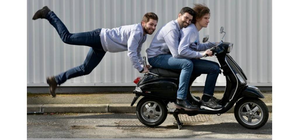 Equipe de Noil sur un scooter