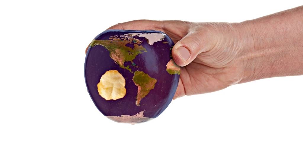 La terre en forme de pomme qui va être croquée
