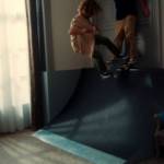 Skateroom dans une chambre d'hôtel