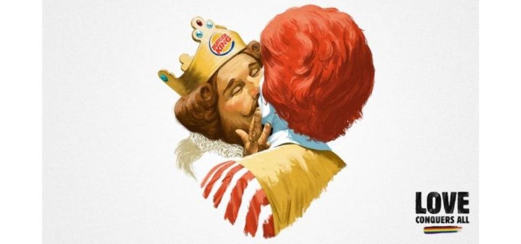La mascotte de Burger King embrasse Ronald McDonalds