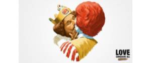 La mascotte de Burger King embrasse Ronald McDonalds