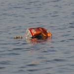 Bouteille plastique flottant sur l'eau