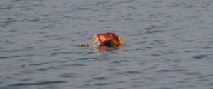Bouteille plastique flottant sur l'eau