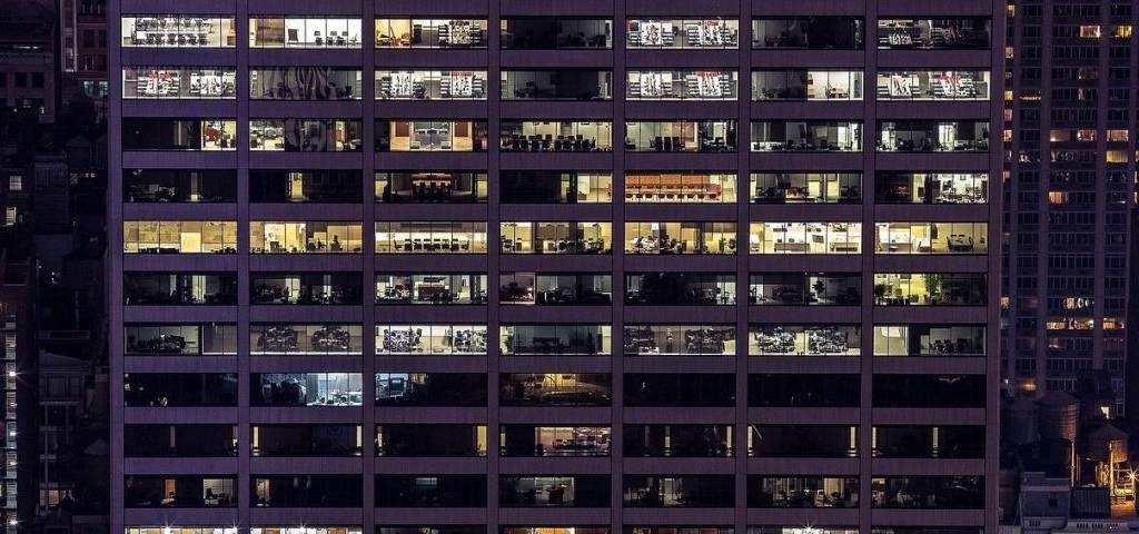Immeuble d'entreprise éclairé le soir