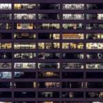 Immeuble d'entreprise éclairé le soir