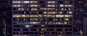 Immeuble d'entreprise éclairé le soir