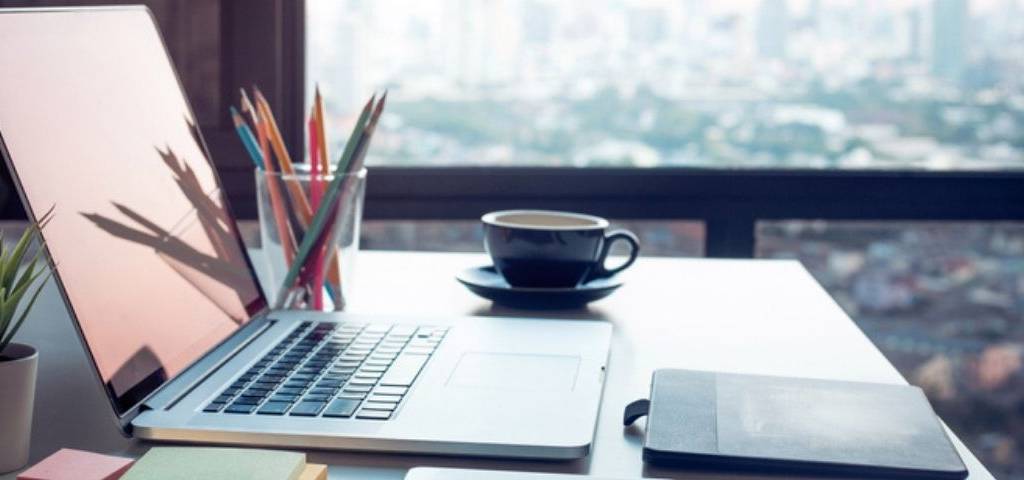 Un ordinateur sur un bureau