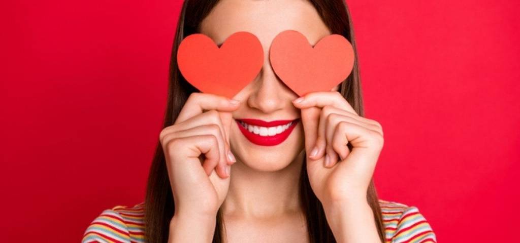 Quelles sont les clés d’une stratégie de fidélisation réussie ?  Femme avec des coeurs dans les yeux