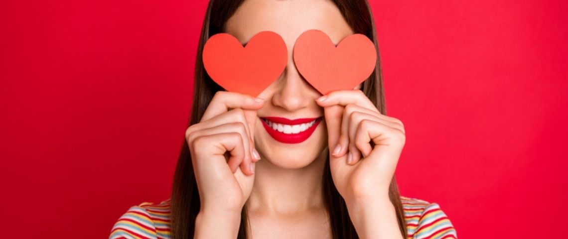 Quelles sont les clés d’une stratégie de fidélisation réussie ? Femme avec des coeurs dans les yeux