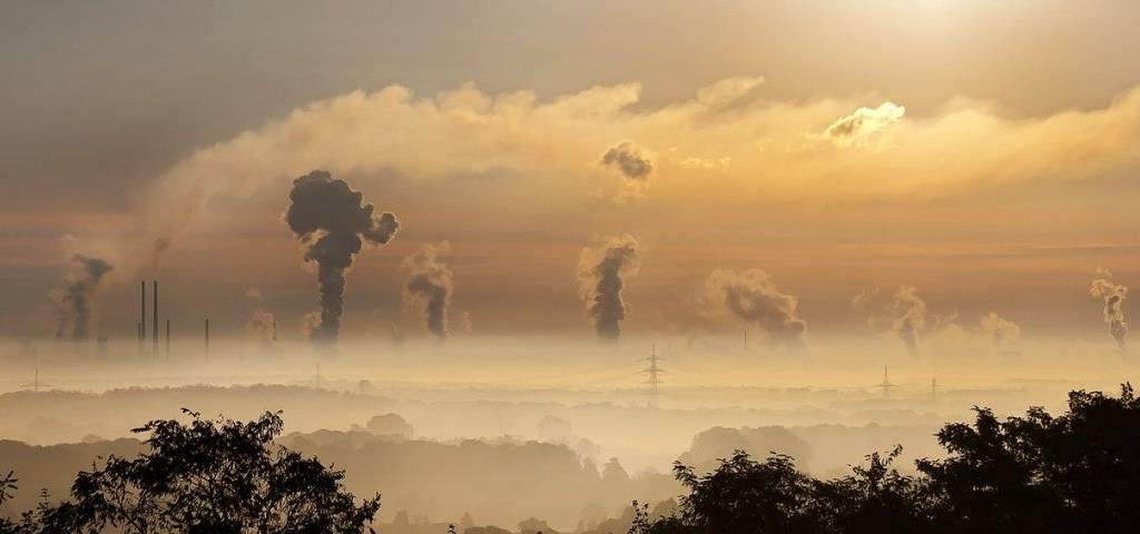 Fumée sortant de cheminées d'usines