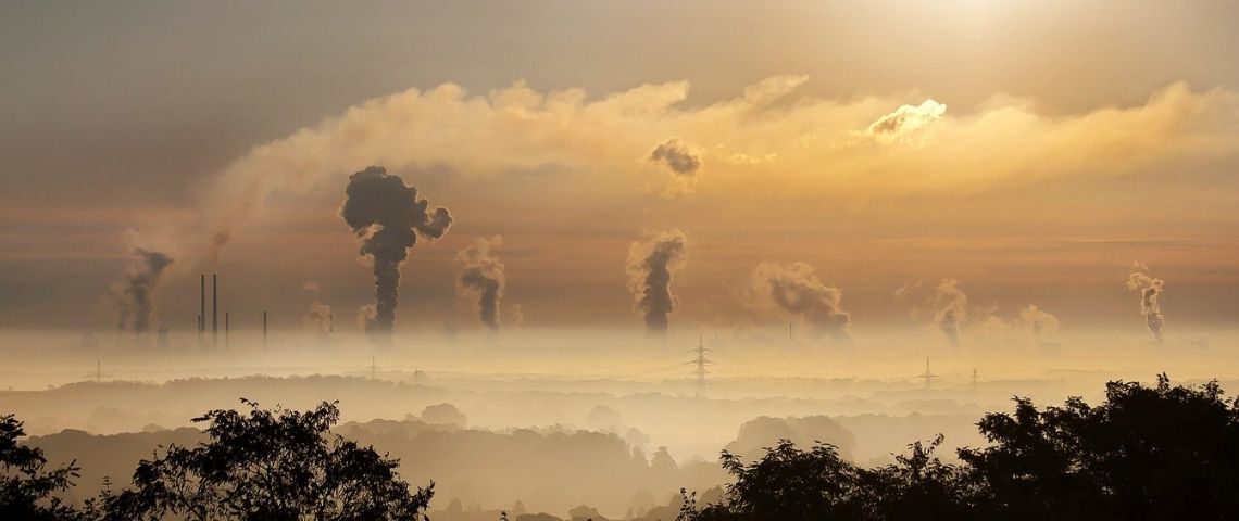 France Digitale et Greenly déploient une solutionpour permettre aux entreprise de calculer automatiquement leur empreinte carbone des entreprises Fumée sortant de cheminées d'usines